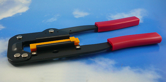 HT-214 For crimping IDC type connectors
on to ribbon cable. Crimping from height
6mm to 27,5mm (max 58mm width)