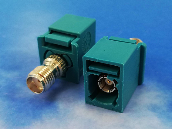 SMA female / FAKRA Z  female adaptor
Universal housing, Water blue, Amphenol